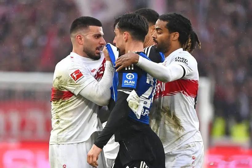 昂达夫在本轮和汉堡的比赛有点郁闷，点球没进而且还领到了赛季第五张黄牌，下一轮踢拜