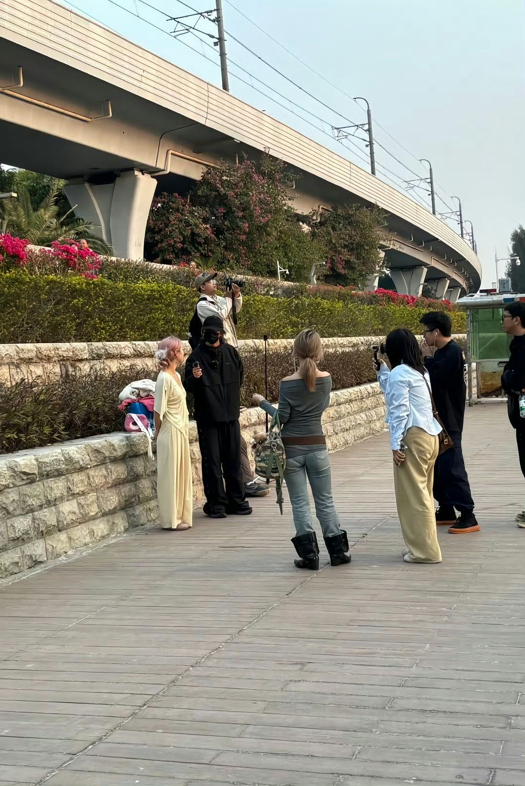 蔡徐坤采访路人 平等羡慕每一个路人，狠狠期待播出