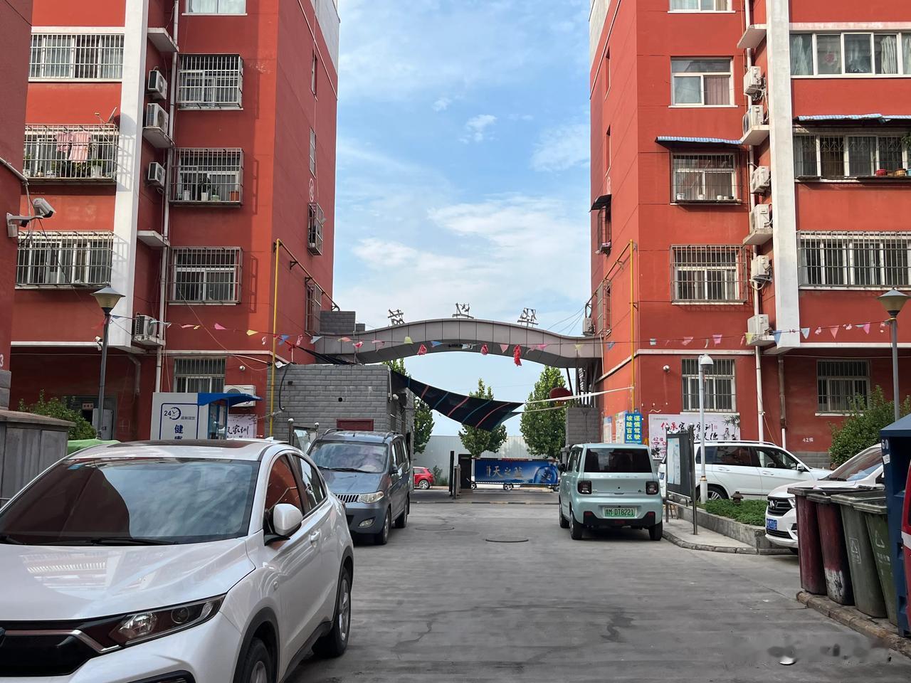 位于湖滨区建工路与陕州路交叉口的华兴苑小区在今天上午10时左右的时候突然停水。大