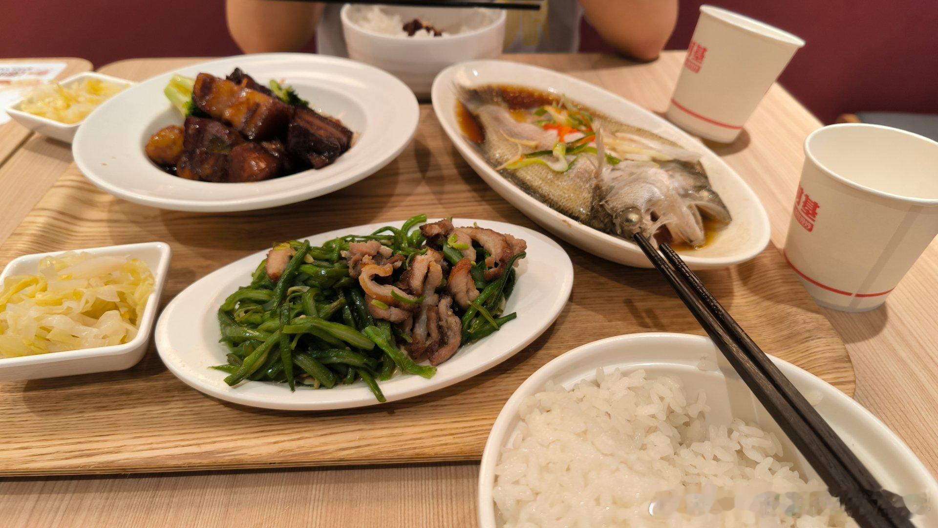 睌饭 乡村基解决，俩人78元。红烧肉32，清蒸鲈鱼28，肉丝炒豆角12，2碗米饭