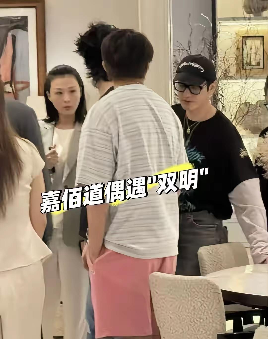 刷到俞灏明和黄晓明结伴在上海看房的消息，瞬间就懂了中年男艺人攒够底气后的置业执念