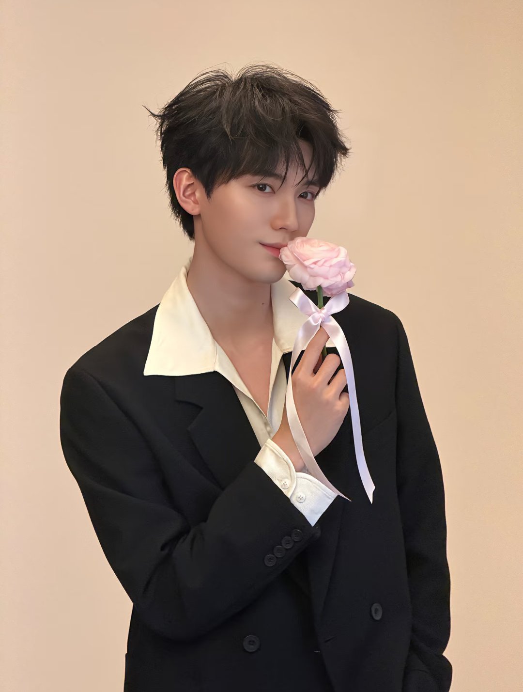 周翊然黑西装和粉色花束～ 