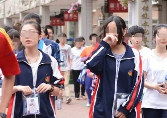 江西南昌，考生忘带准考证，母亲提早 10 分钟送到考场里面，女生不知情依然在考点