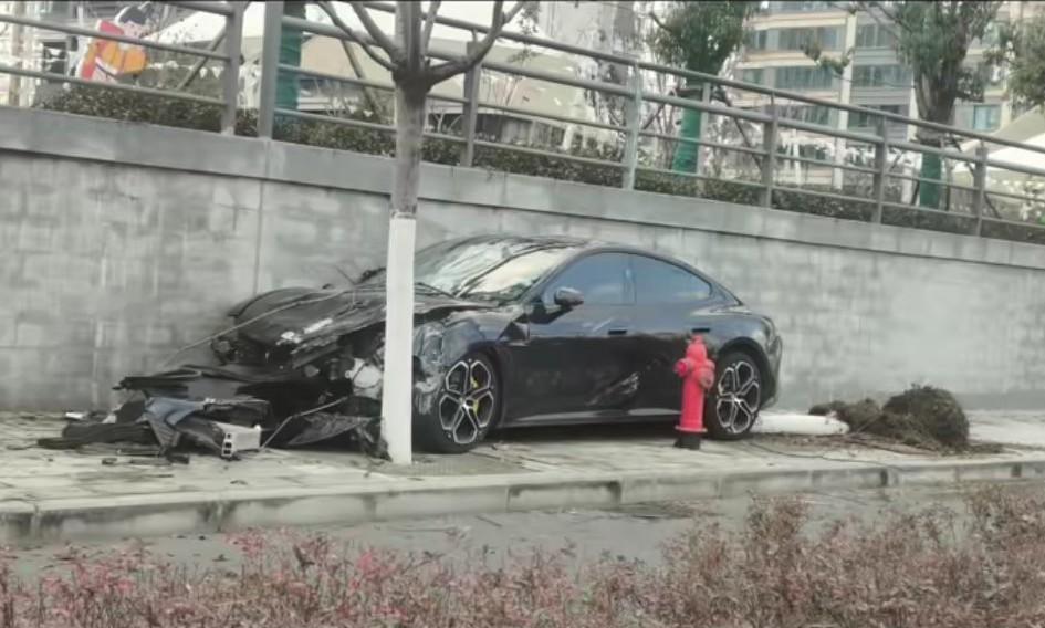 网友吐槽:非常搞不懂，这台某米塑七小车是如何开到步行道上，而且还停的如此板板正正