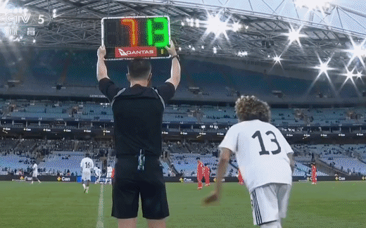 差点归化的13号登场……都说不知道库拉索在哪里，但没想到15万人口的国家队，还有