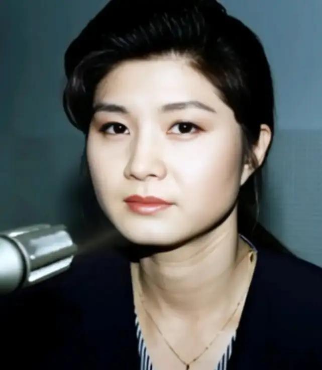 1987年11月29日，在飞往汉城的KAL858航班上，朝鲜女特工金贤姬将调好时