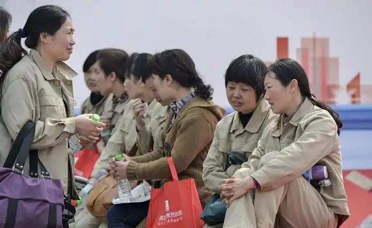 当年8万块买断工龄，有人拿去炒股，三个月腰斩；有人开面馆，半年倒闭。
我叔是其中