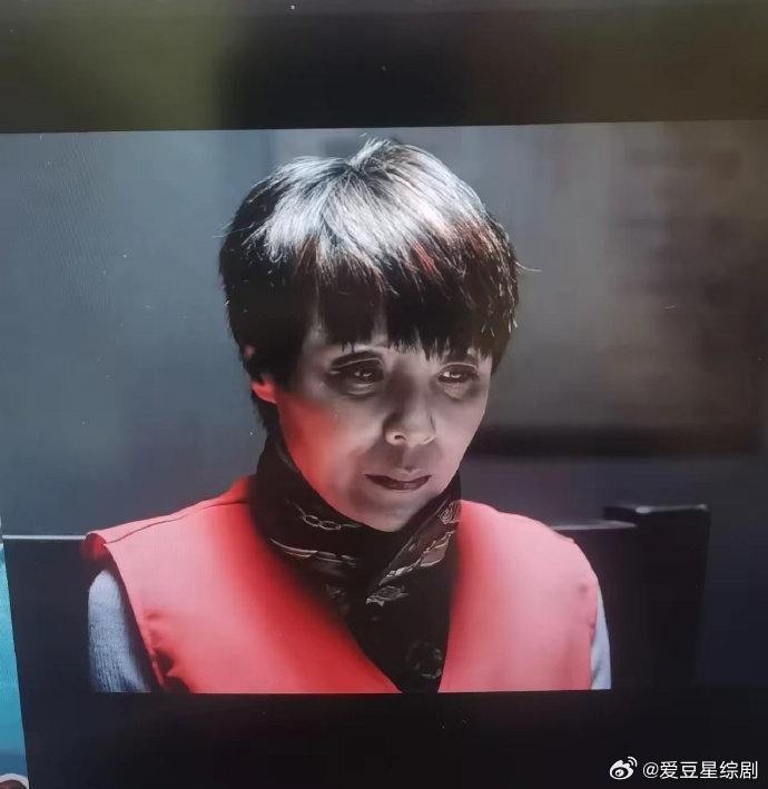 《人民的名义》中最匪夷所思的镜头，大家看看侯亮平送给欧阳菁的蛋糕上写的什么？导演