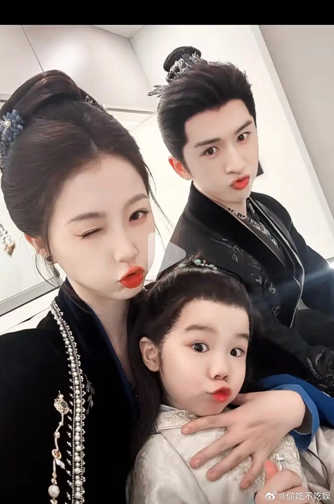 云龙真的也是败在了虞书欣的美颜镜头下。 