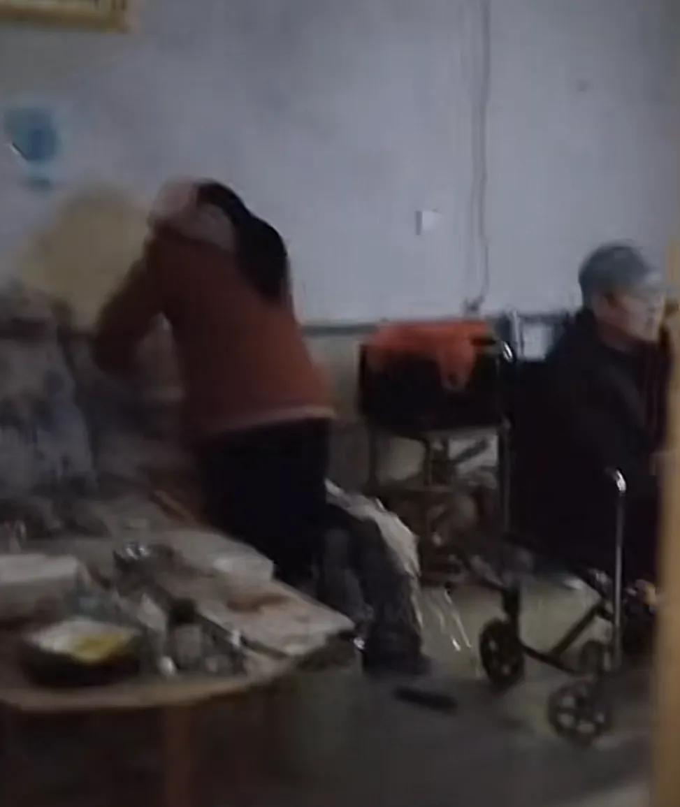 
近日，山东一位29岁的男子要娶一个二婚带三孩的女子，因为男方家里拿不出6万彩礼