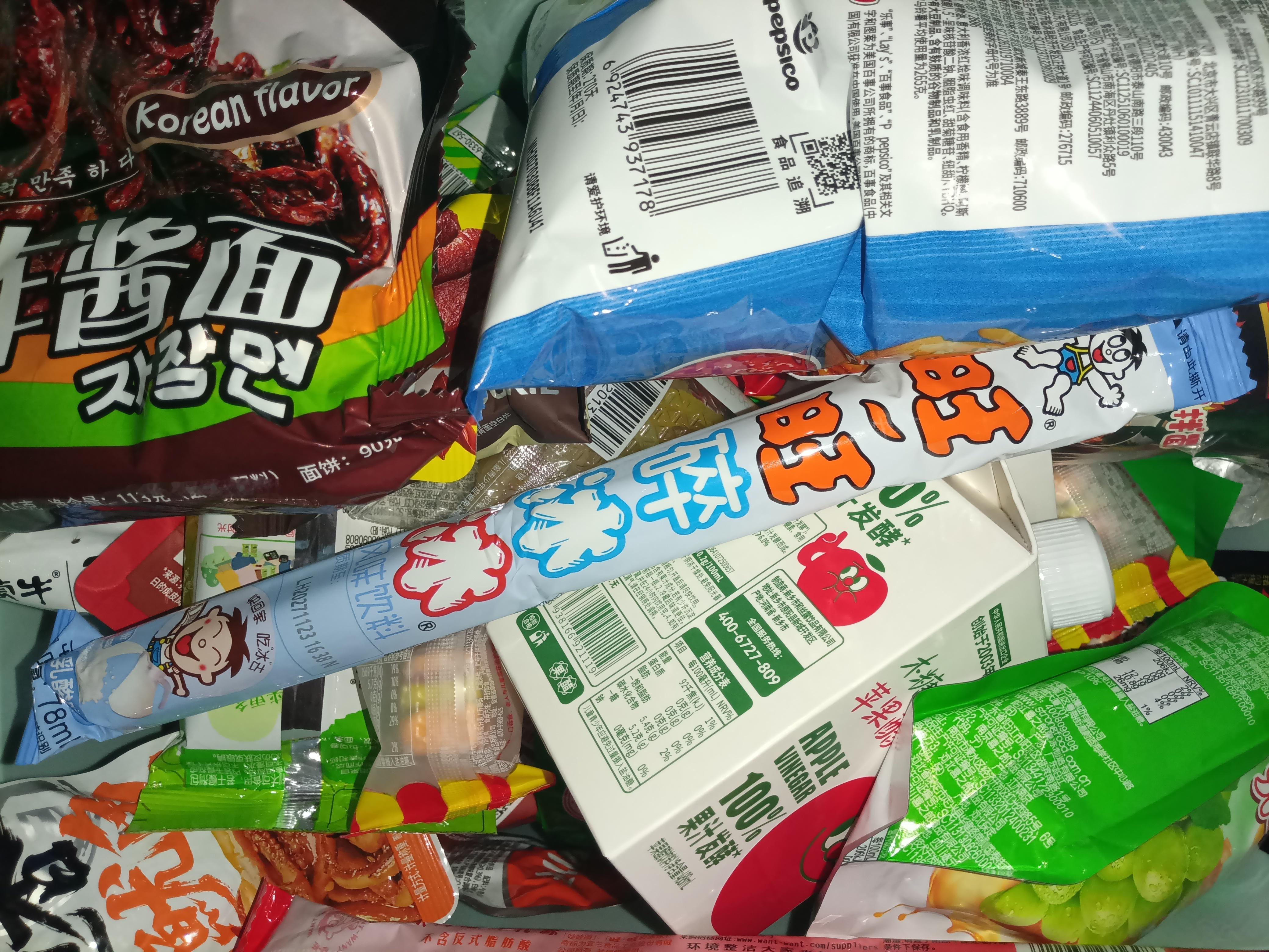 我妈给我买了一个大的箱子结果零食直接给装满了