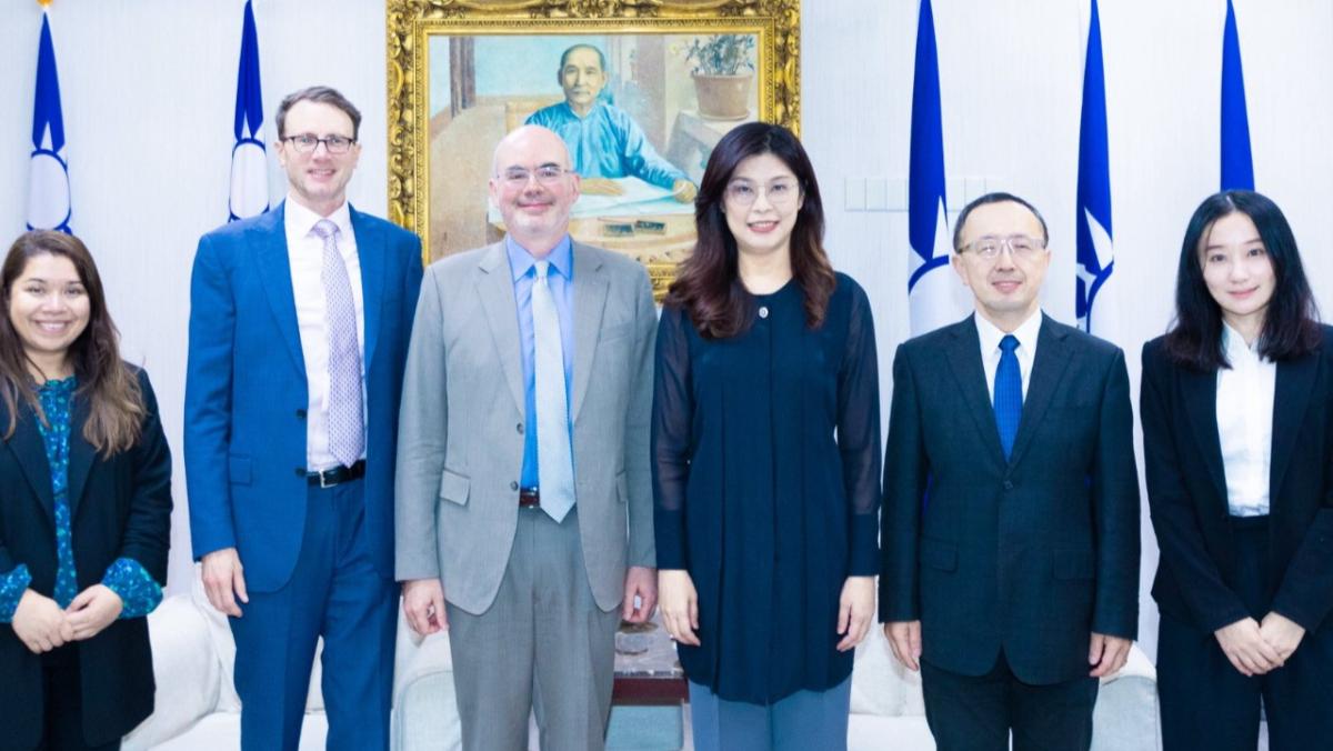 【美AIT官员邀请郑丽文未来访问华盛顿】美国“在台协会”（AIT）处长谷立言今日