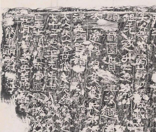 清明时节，碑前一束花，可你是否真正读懂过墓碑上的文字？那看似简单的几笔，实则是千