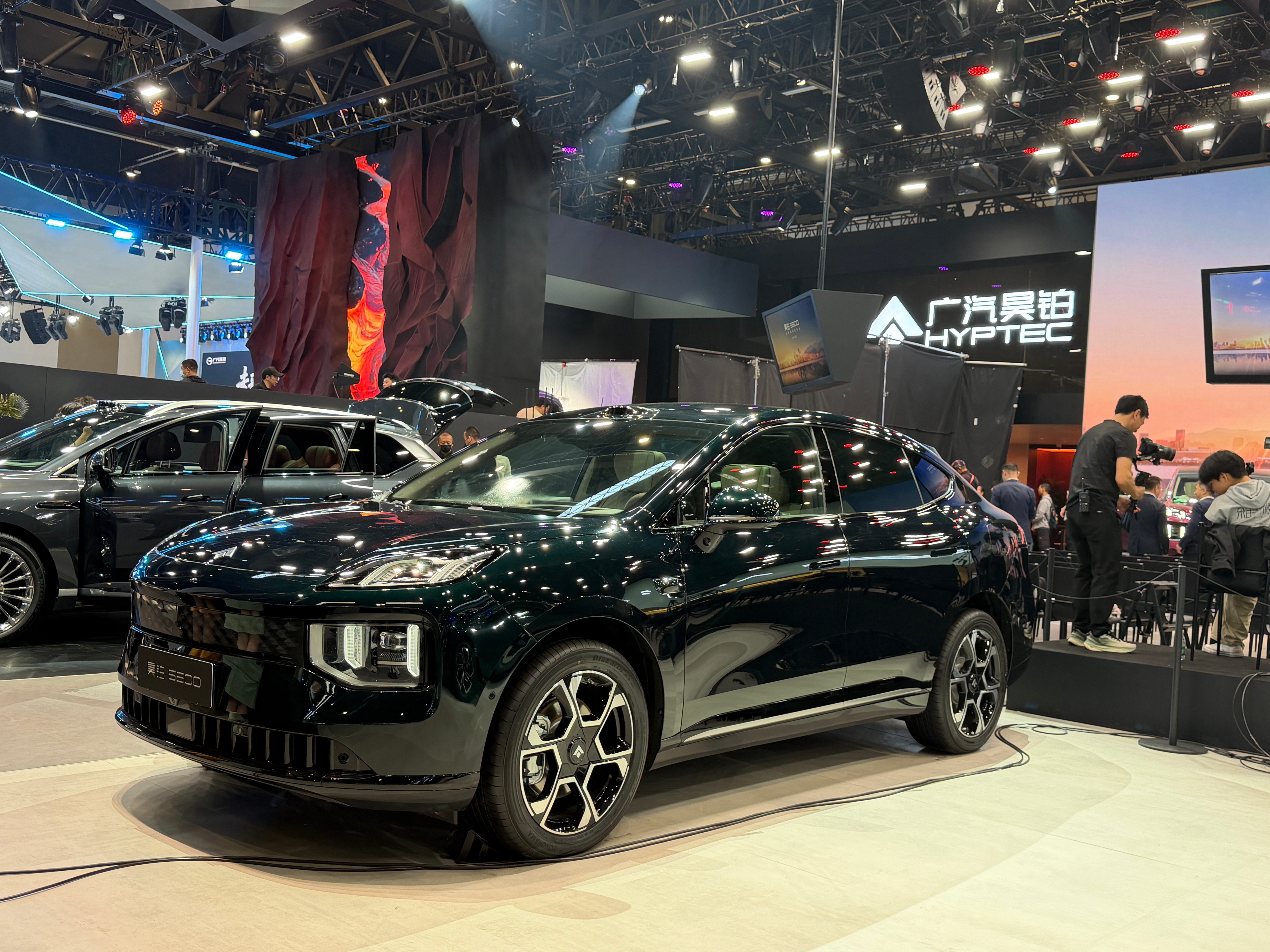 打开卡昊铂站台，刚好看到昊铂S600的推荐官迈克尔.欧文在看车，昊铂S600作为