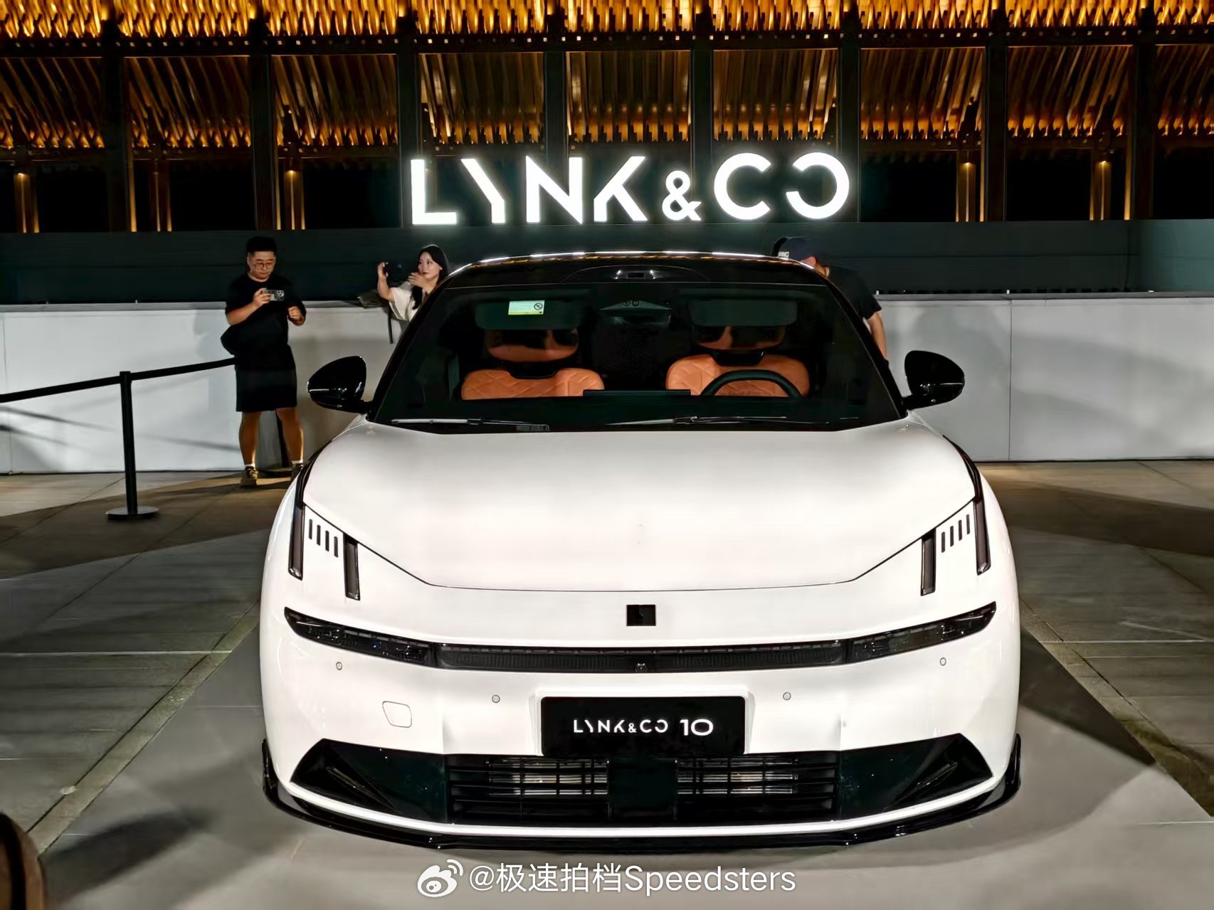 标配四驱，插混轿车，该有的配置都带了，最低配就16.38万起，领克10EM-P你