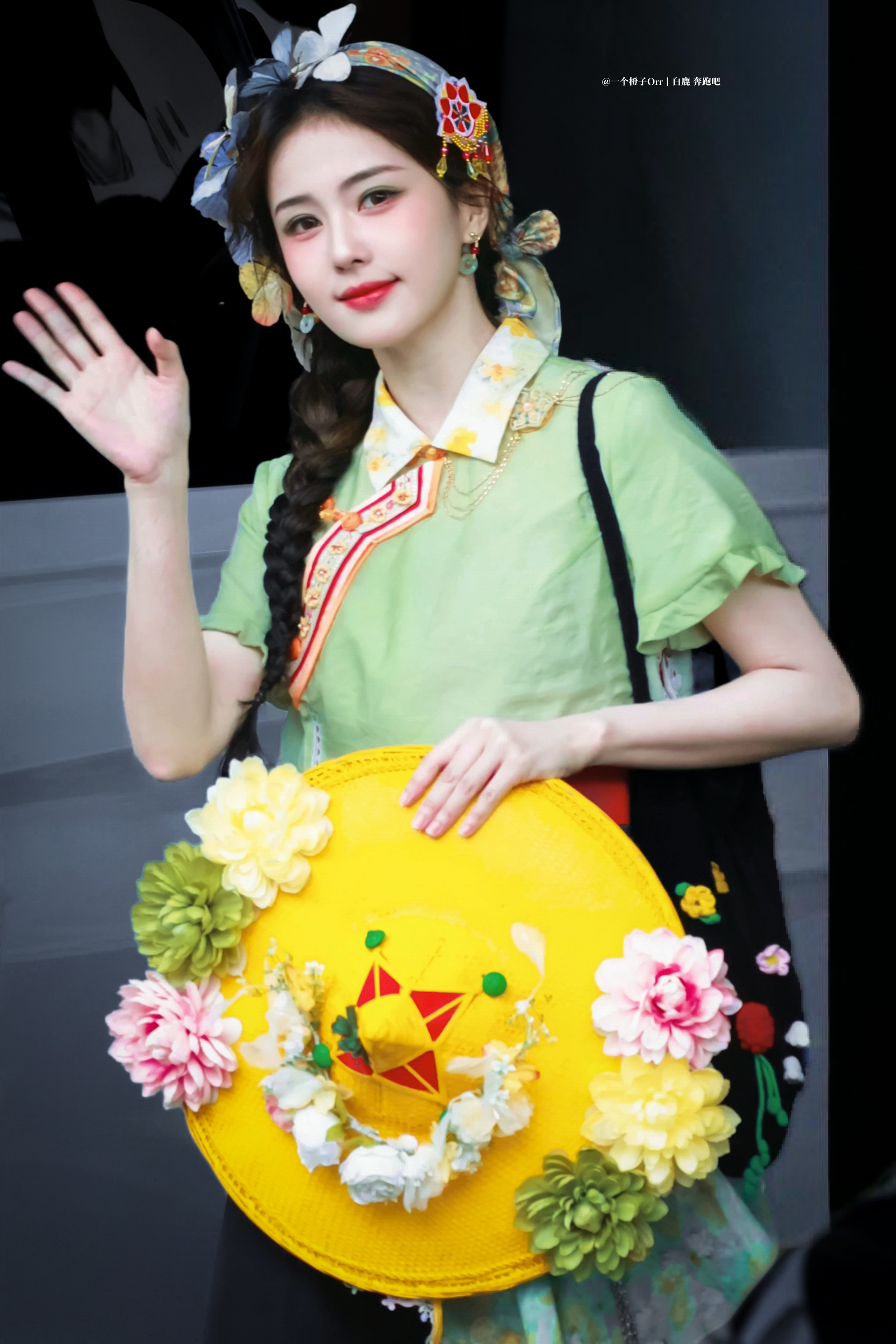 白鹿  “你是晚夏遗留在深海里的星星，想把我所有的温柔都碾碎了给你.”白鹿莫离白