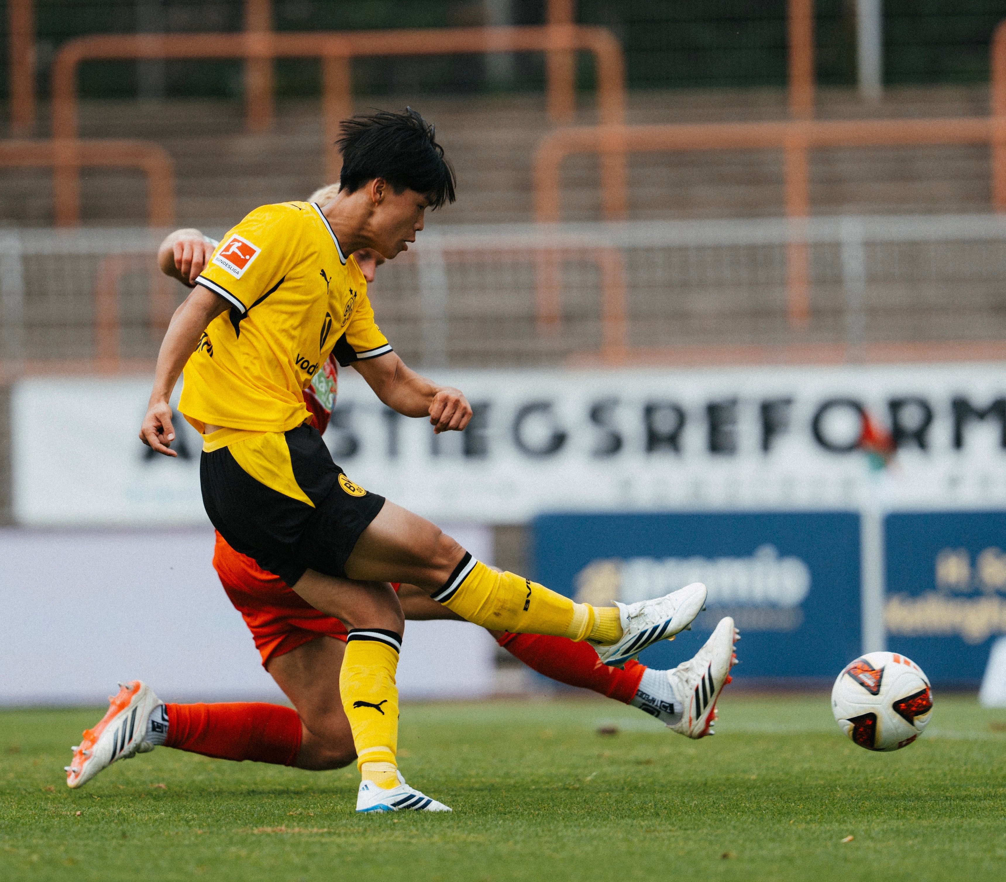 💛🖤山本天翔首场数据⚽射门3次、射正2次、尝试过人5次、成功过人2次📈均为