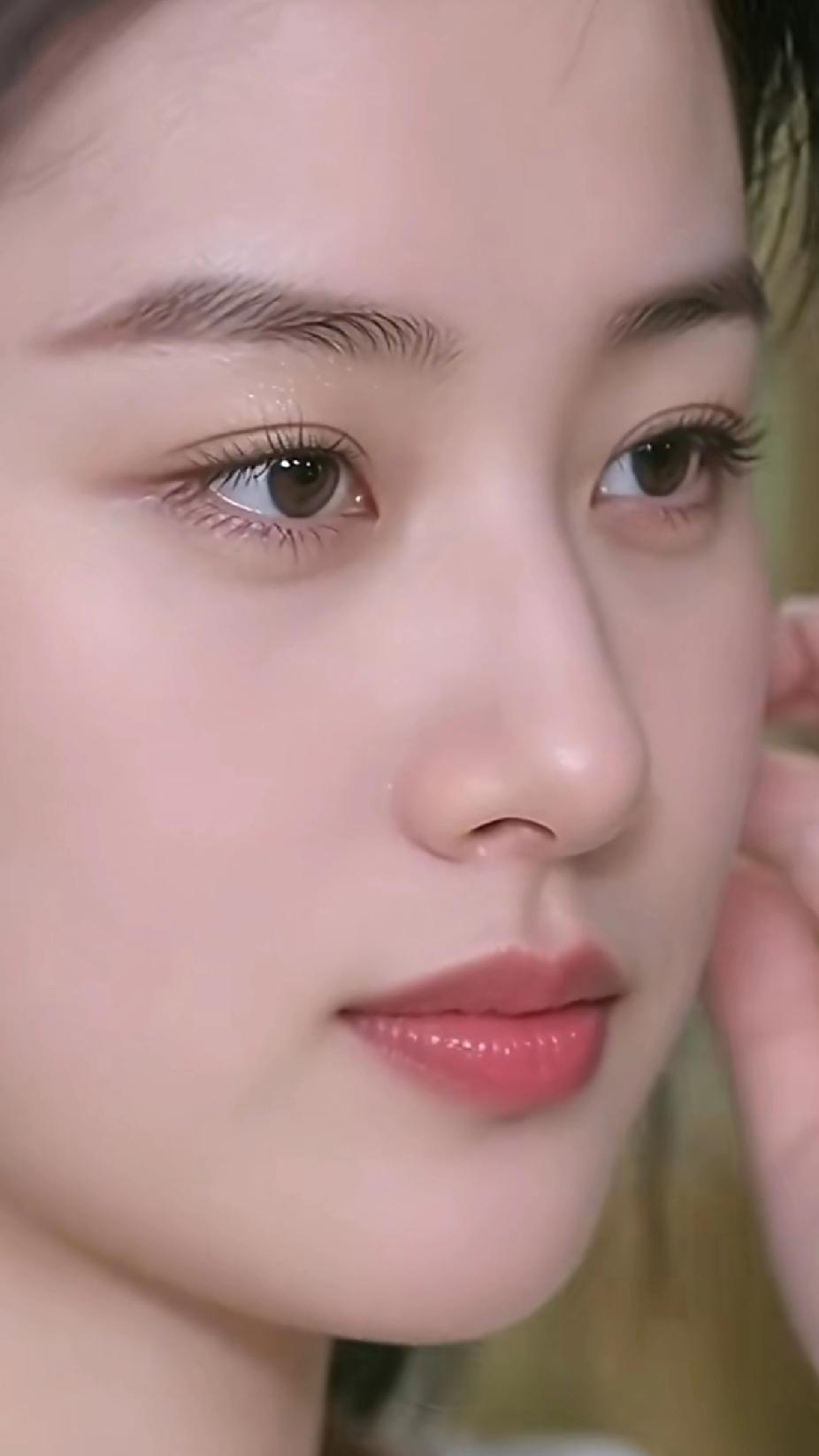 五官最漂亮。特别是鼻子真好看。