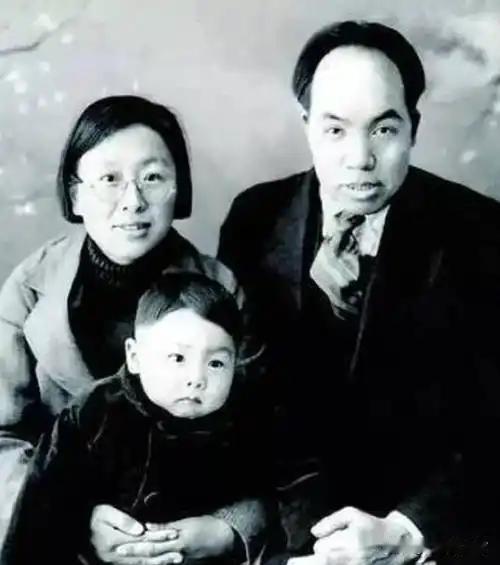 画面里呈现的是毛泽民的结发妻和外孙的合影，她说：“我生是毛家人，死是毛家鬼，我会