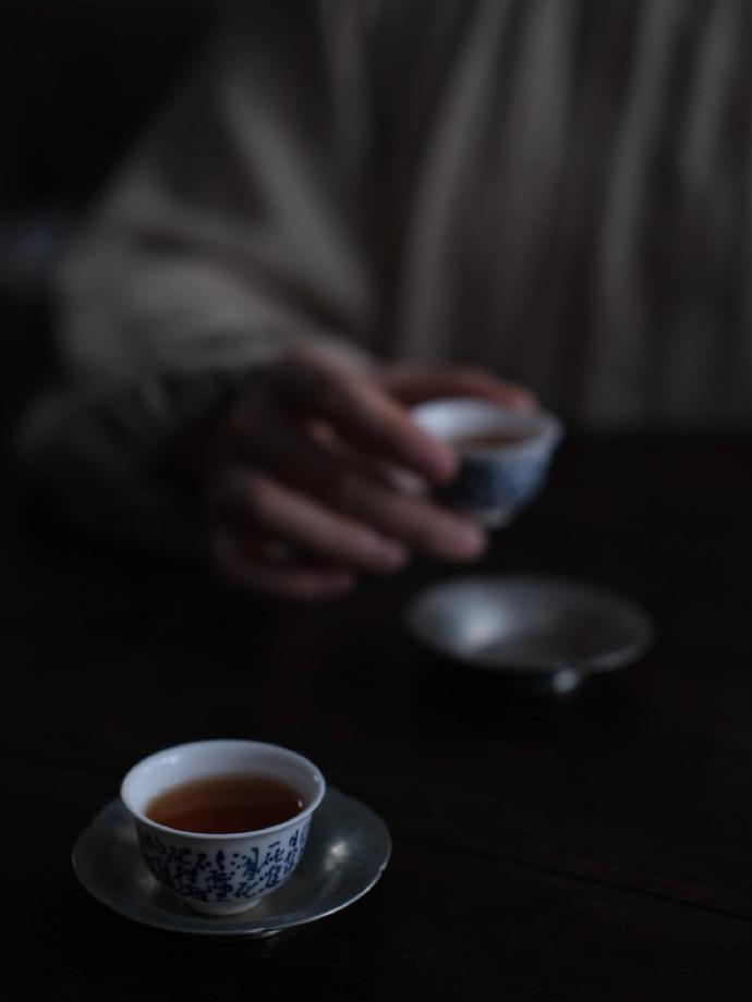 聪明人不跟任何人走得太近，因为他明白：近则不恭。 