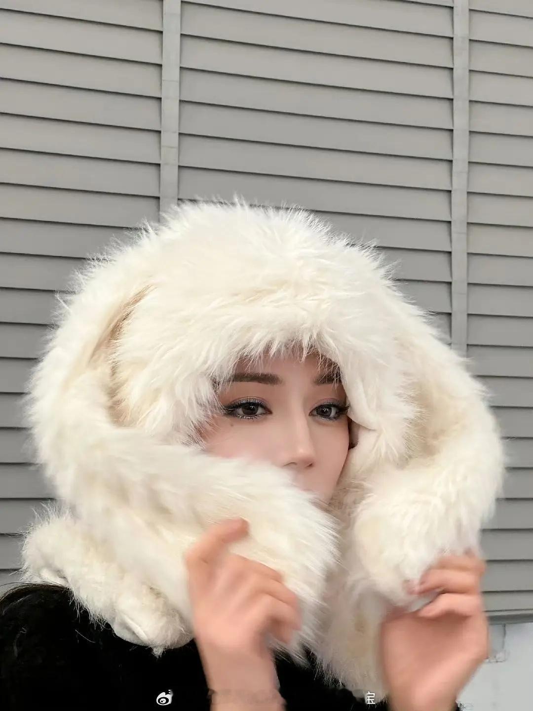 迪丽热巴营业了好美啊，这两张照片适合当头像咧 