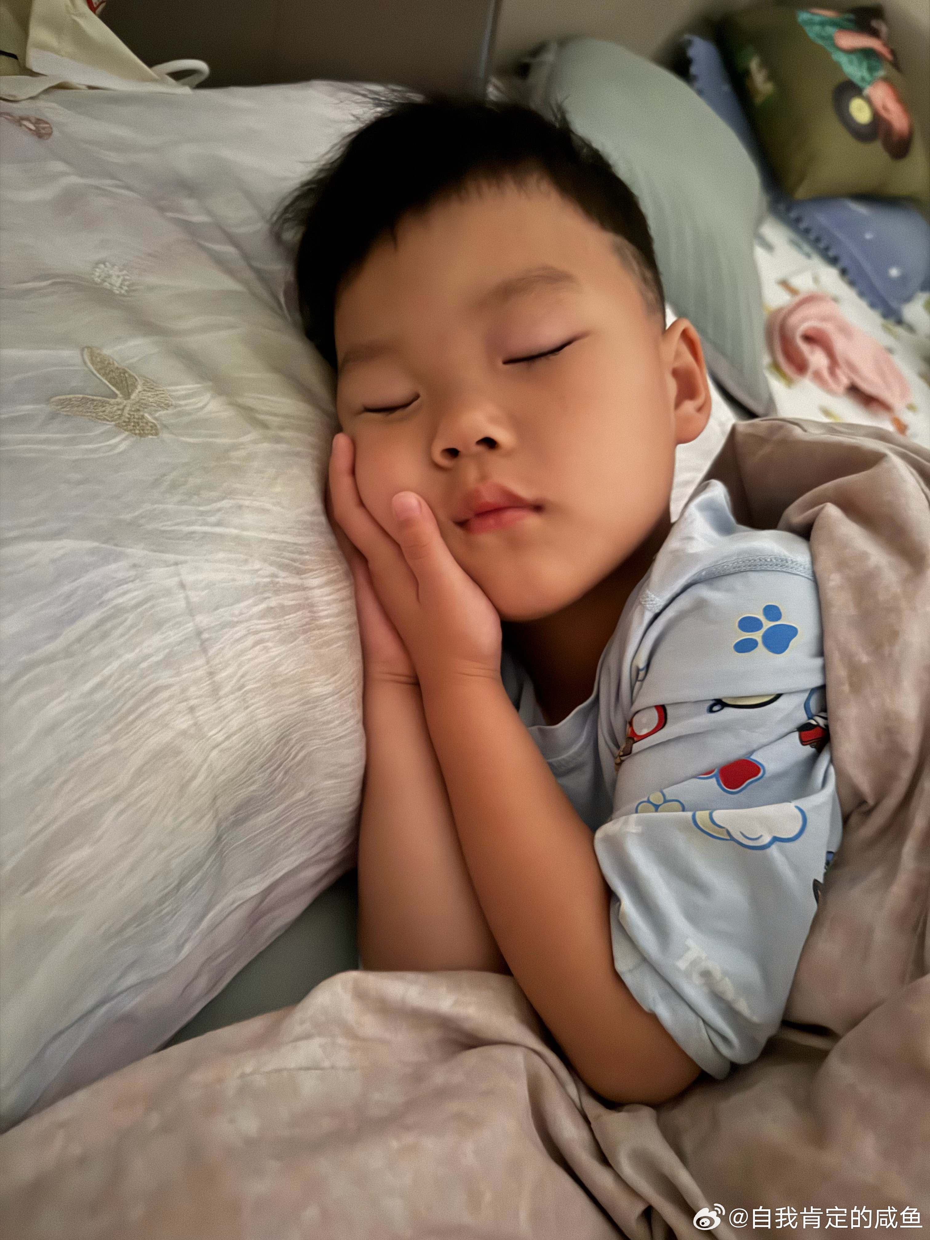 太累了昨晚9点多就睡昏迷了 儿子从奶奶房间溜回来爬到我身边睡都没发现 凌晨被他一