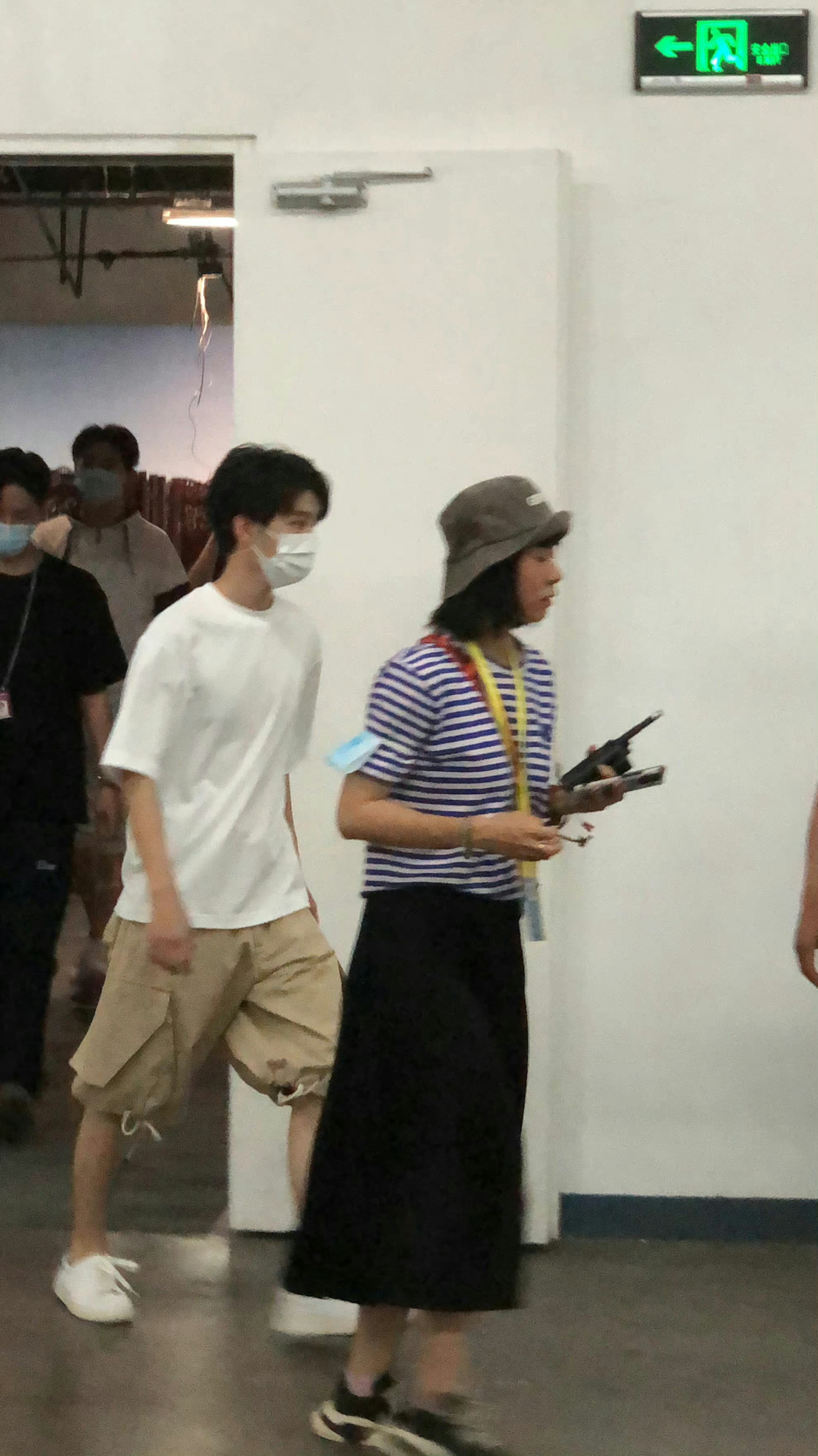 #王俊凯[超话]#  三年前今日集训时期又苏又男大的简简单单素颜白T凯歌，他知不