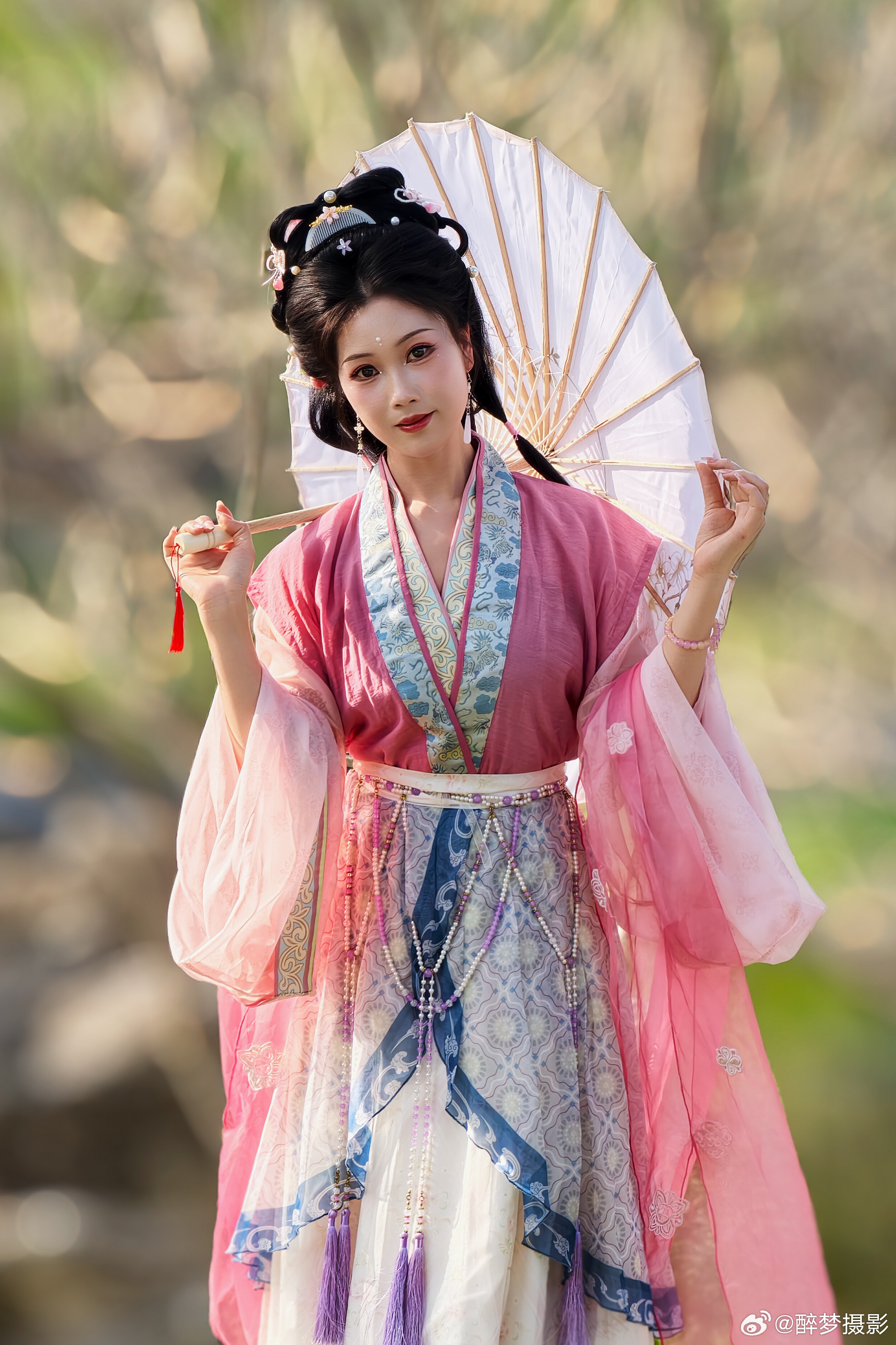 古风美人持伞立，粉黛轻纱映春光。一颦一笑皆如画，恍若仙子下凡尘。摄影：网页链接出