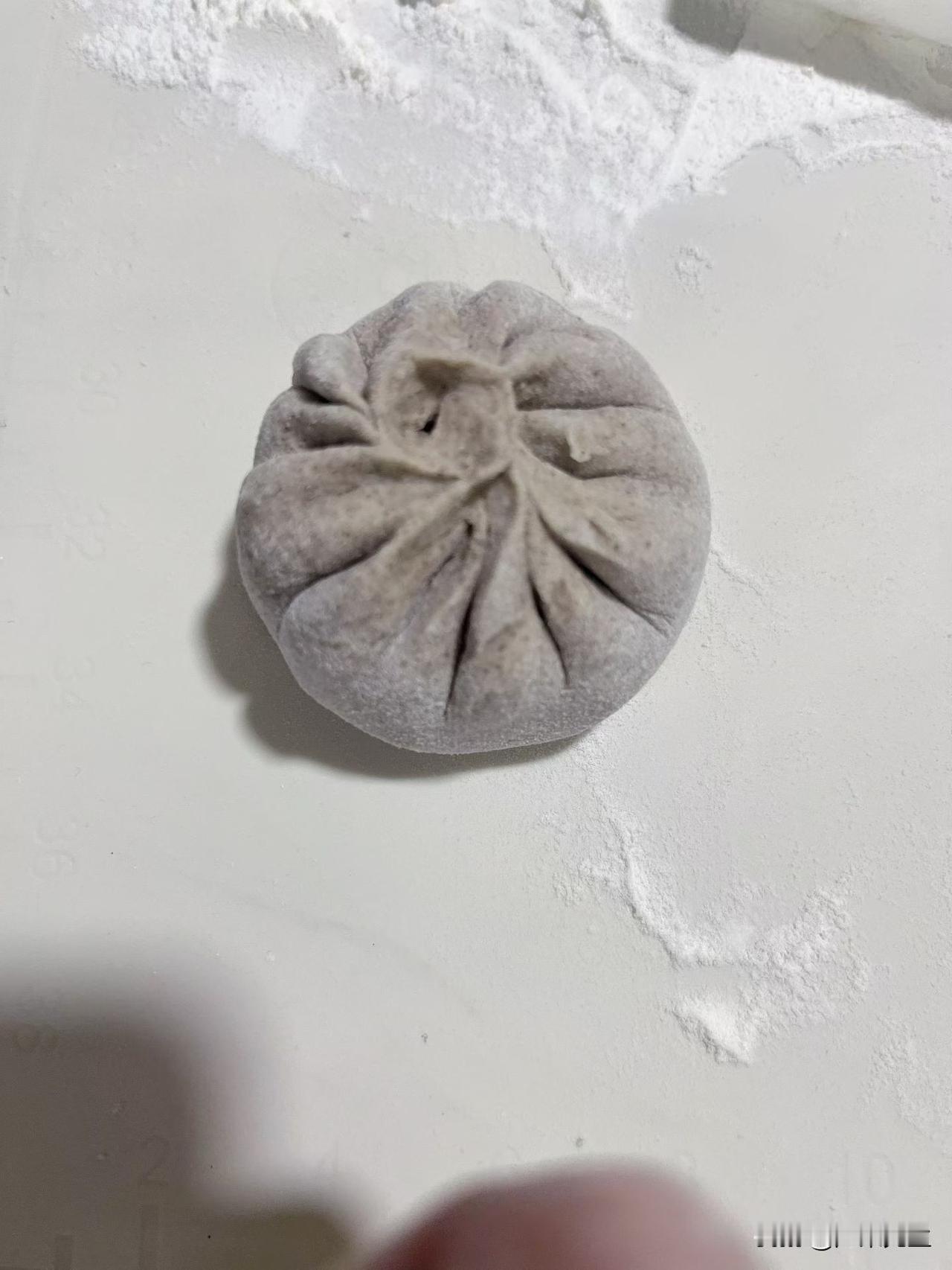 精选的鲜肉剁成细腻的馅，配上鲜灵的笋丁与开胃的咸菜，每一口食材都来自身边的热土。