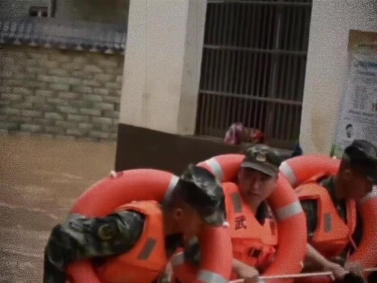 关键时刻收起钢枪抗振救灾 军人