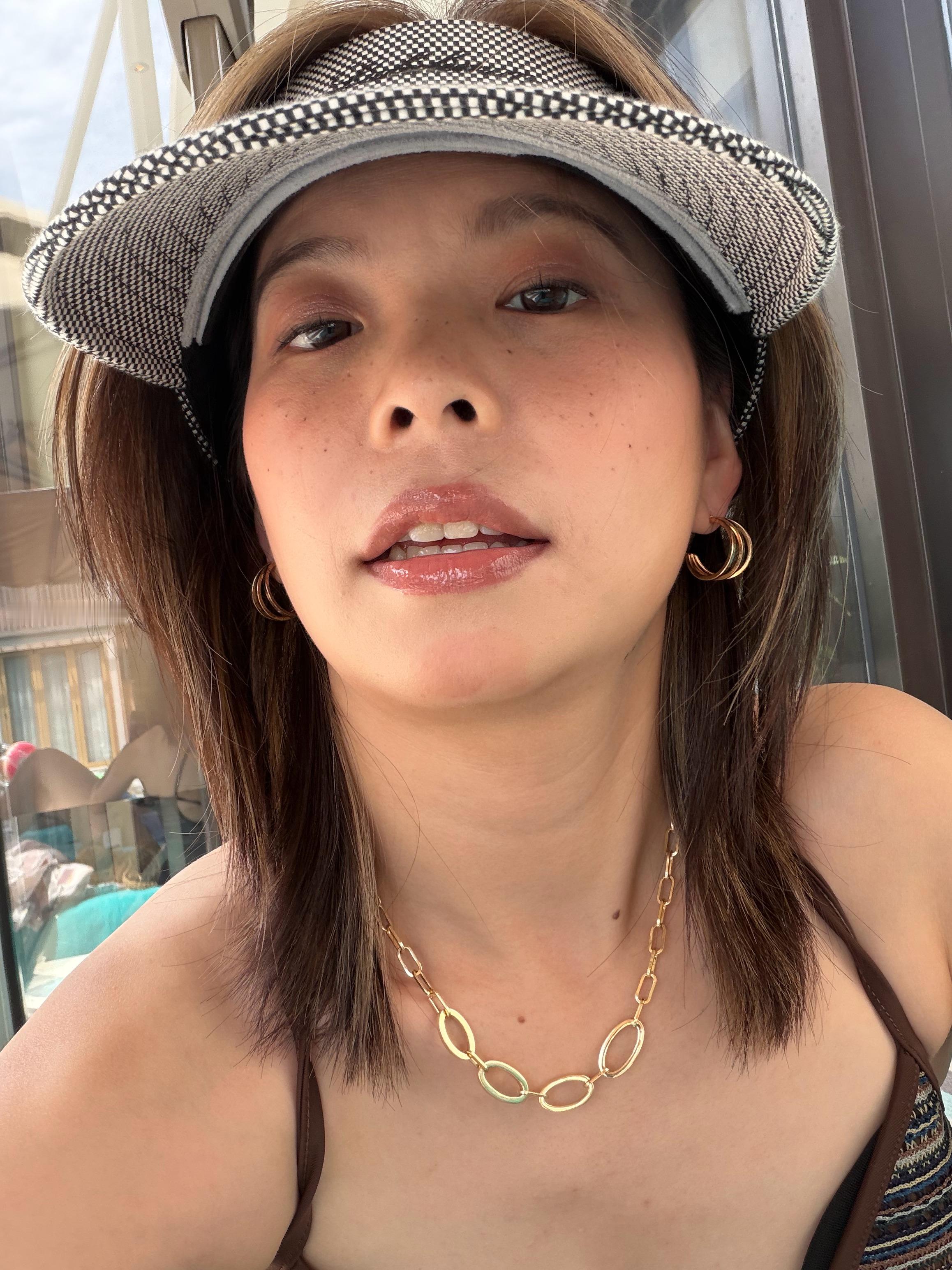 浅浅学了个亚裔妆，但手里工具不太够。雀斑是自己diy的啦超会买指南