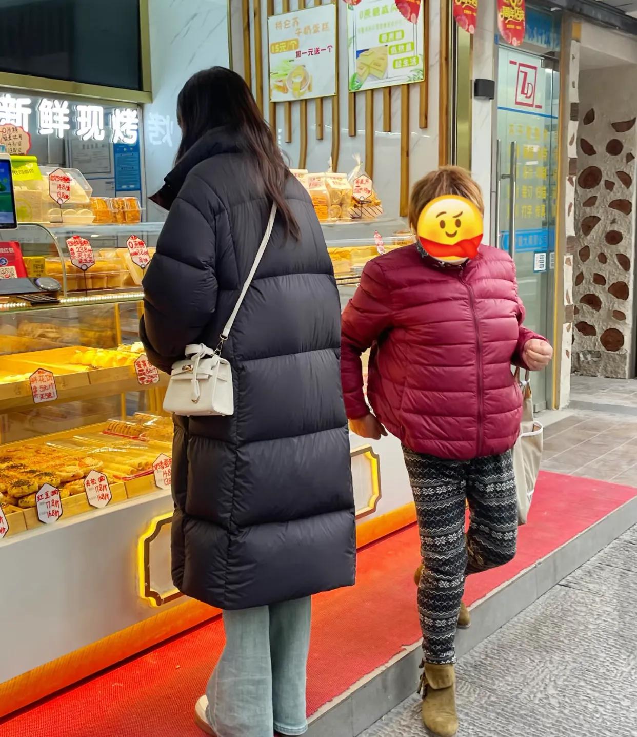 瞬间感受到了审美差异....

与好友外出游玩时，我让她帮我拍张背影照，想瞅瞅新