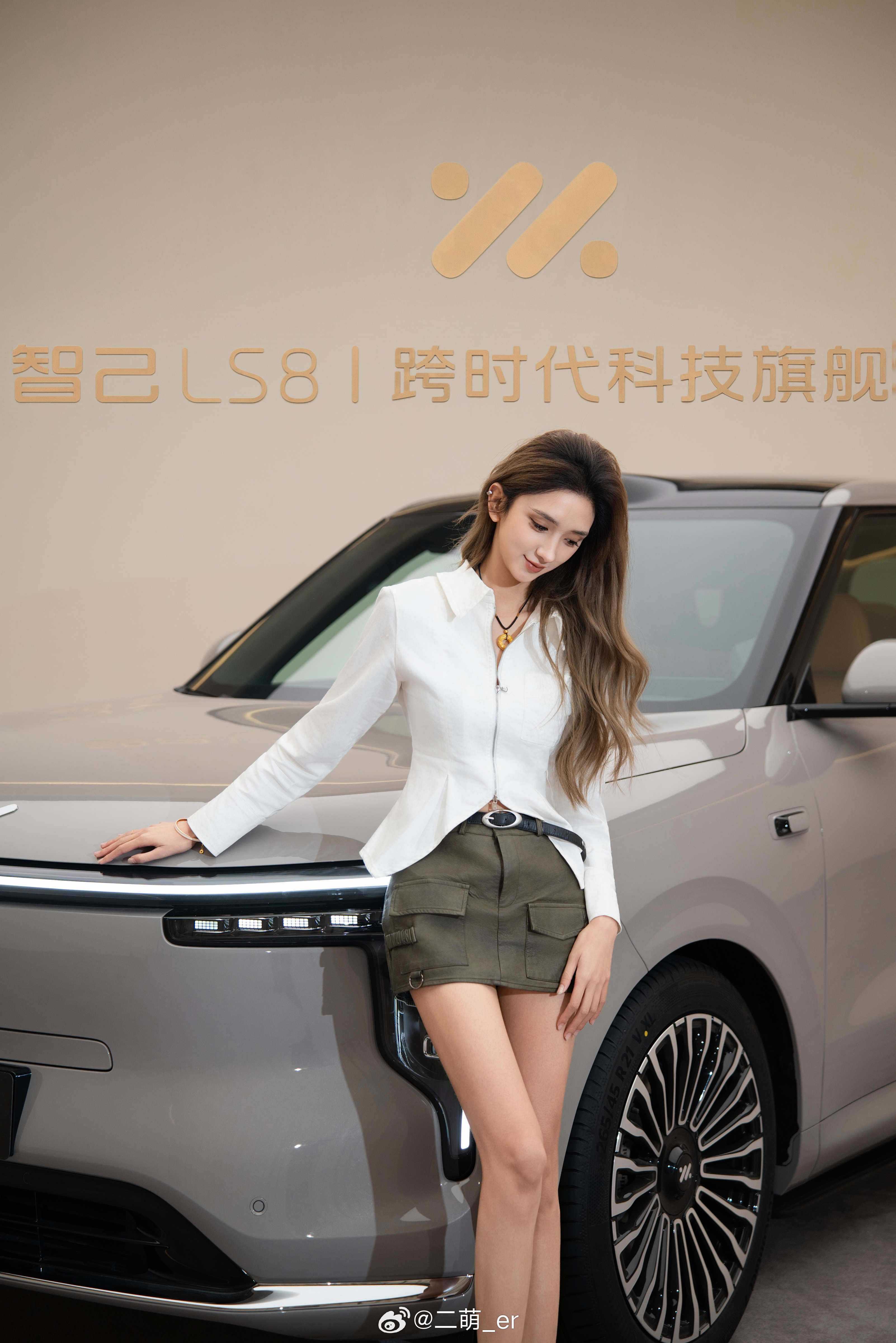 两眼一睁 又是一个8真是大啊 我说车配置不止是跟同级拉齐 甚至更牛，尤其底盘配置