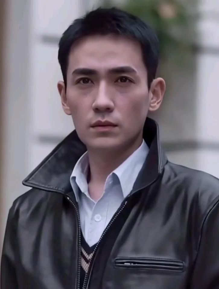 他是谁？他真有一种让人傻傻分不清的感觉，两人长得实在是太像了，估计很多网友第一眼