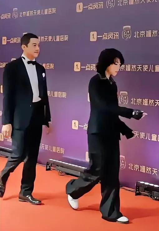 李亚鹏三个女儿，将来，感觉真正能帮到他的只有窦靖童，别看这个不是亲生的。

李亚