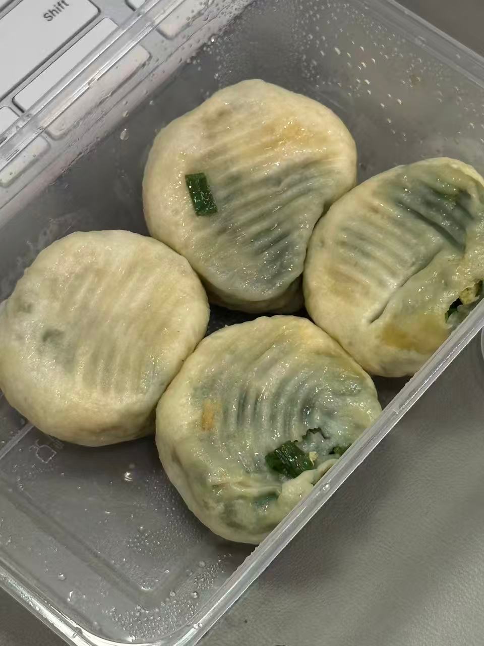 不知道是别的东西好吃，还是饿了，我以前从来不吃韭菜馅的包子，今天吃了一个还挺香的