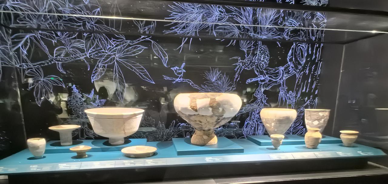 驻足展厅，一件件古陶静静陈列。陶鬶、陶罐、陶杯形态各异，虽历经破碎修复，质朴的胎