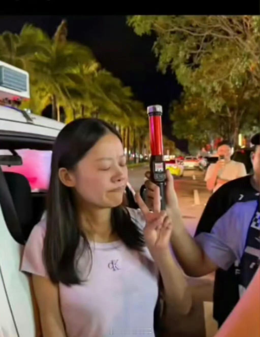 三亚撞劳斯莱斯女子涉嫌危险驾驶罪酒驾撞到劳斯莱斯，吹气还比剪刀手，这有点猖狂了吧