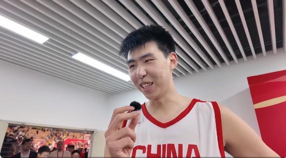 哈哈，徐昕赛后接受采访，用特有的京味说王俊杰：（给我）传两个球啊！
当时记者问徐