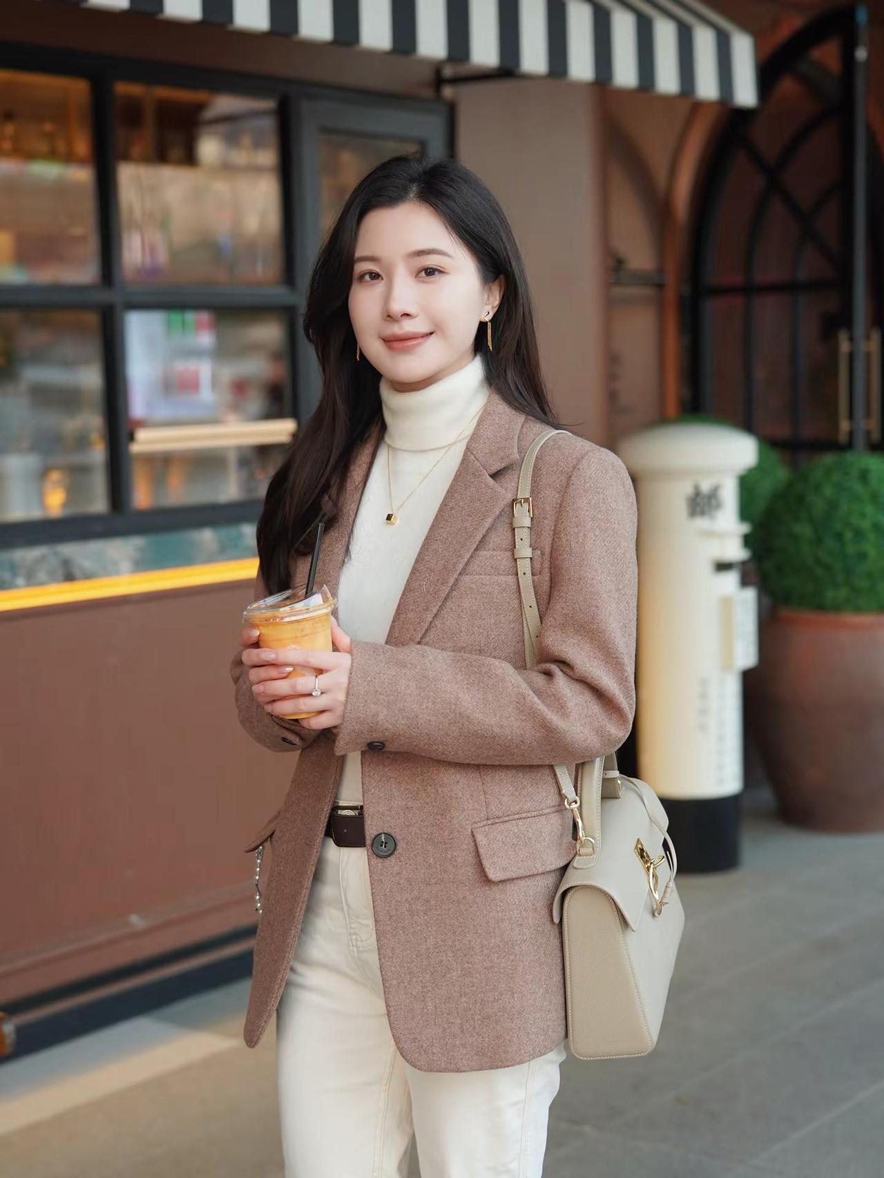 乐观的人在每个危机里看到机会，悲观的人在每个机会里看见危机。