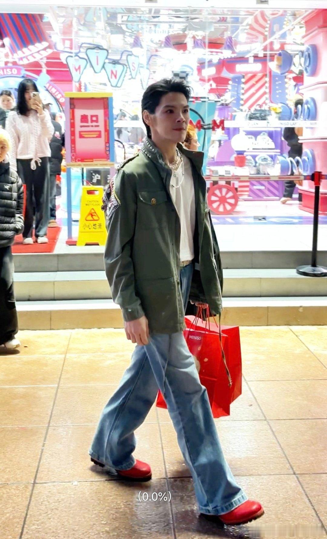 向佐为郭碧婷买了个巨型猪公仔向佐人好好啊，也太有亲和力了！网友在上海偶遇向佐，跟