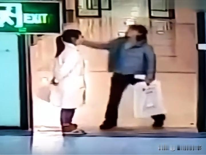 等待过长就动手？女子扇医生耳光被拘，冲动的代价太沉重

就医时漫长的等待往往令人