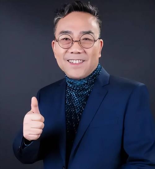 一句杨老五引爆全场，玩笑的底线究竟在哪？
 
剧场里一句称呼，掀起一场舆论风波。