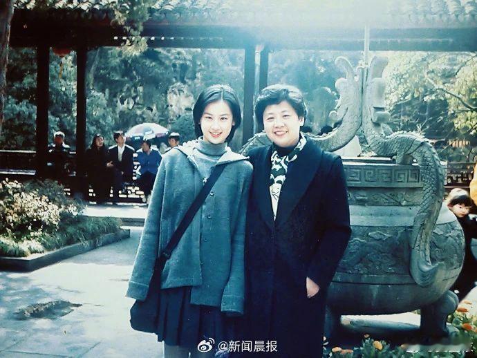 黄圣依发15岁与妈妈合影 时光仿佛在照片里定格，黄圣依和妈妈的合影好美好！加盟 