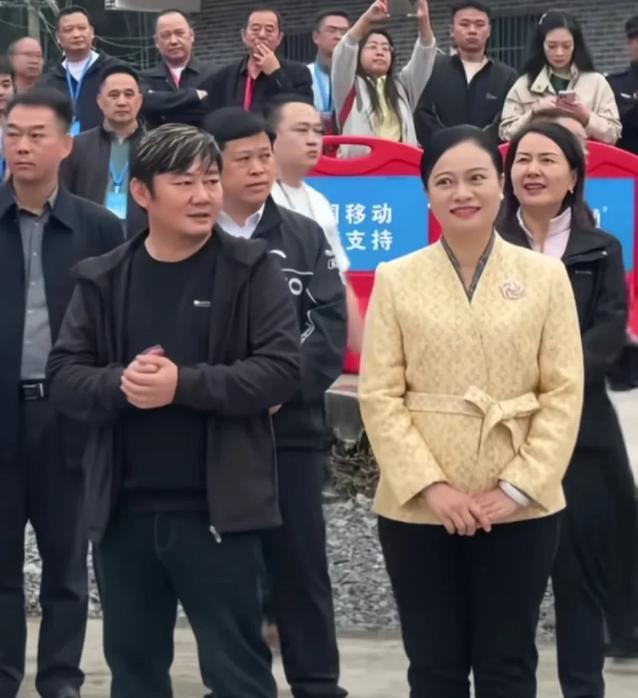 张雪身边这位气质沉稳的美女可不是一般人，她54岁，是怀化市委书记韦朝晖，广西上林
