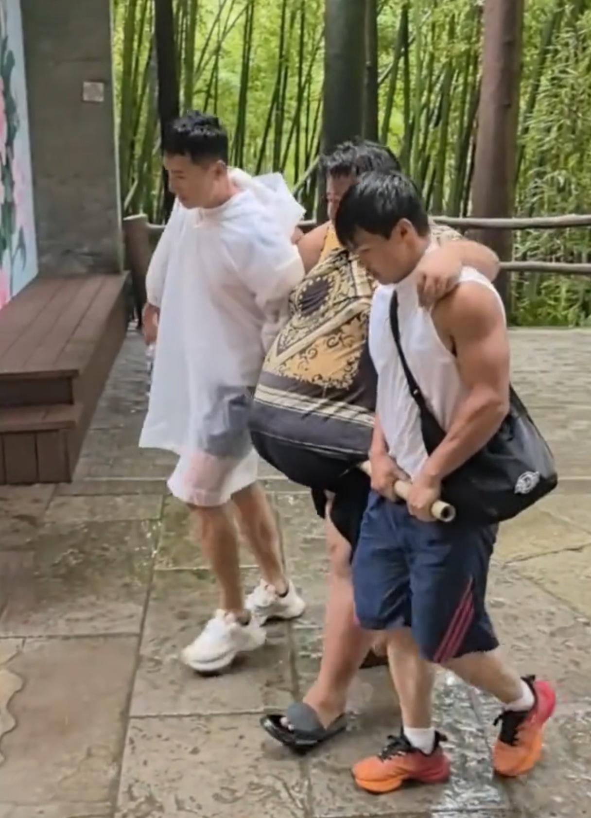 为了流量完全没有底线，那么胖的体重减肥爬山？这也太扯了吧！走路都困难，还想爬山？