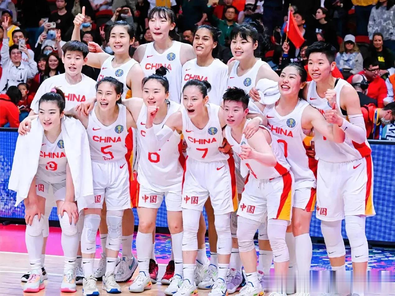 国际篮联公布女篮最新世界排名，中国女篮排名世界第二。
(前二十名)
1/🇺🇸