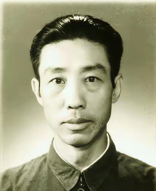 1943年，“一位高手”秘密护送上级途中遭遇伏击，半路独挑一整队敌军，打出震惊全