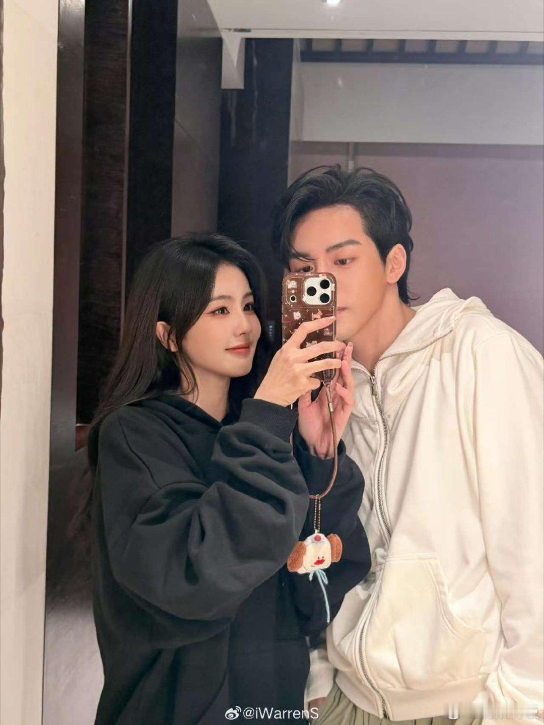 白鹿曾舜晞对镜合照白鹿曾舜晞临江仙售后白鹿曾舜晞临江仙售后，对镜合照，[抱一抱]
