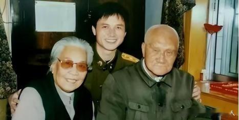 1941年延安，毛主席去食堂时，一个人拎着木棍朝毛主席后脑勺砸去，千钧一发之际，